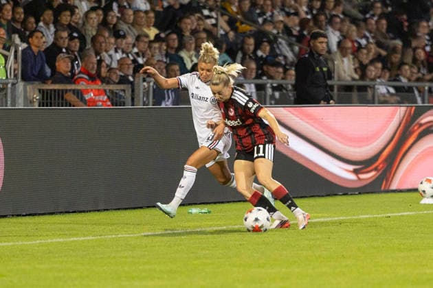 Google Pixel Women s Bundesliga Eintracht Frankfurt vs. FC Bayern Munich, October 3, 2026: Linda Dallmann (FC Bayern Munich, No. 10) and Nina Lührßen (Eintracht Frankfurt, No. 11) battle for the ball, Eintracht Frankfurt vs. FC Bayern Munich, Frankfurt, Stadion am Brentanobad, October 3, 2026 Copyright: xBEAUTIFULxSPORTS Gawlikx