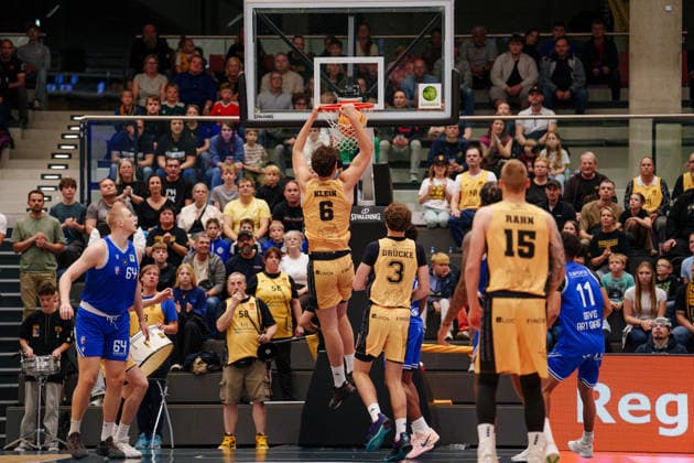 2 Basketball Bundesliga ProB North 2 Matchday: Lok Bernau vs. ART Giants Düsseldorf; Lukas Johannes Klein of Lok Bernau scores a dunk on October 3, 2026, at the Sparkassen Arena Bernau, Bernau, Brandenburg, Germany