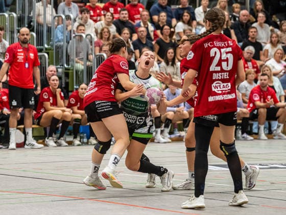 Lara Daeuble (Frisch Auf Women), 95, in a one-on-one with Lisa Wieder (SG Nürtingen Zizishausen), 07; SG Nürtingen Zizishausen vs. Frisch Auf Göppingen, Handball, DHB Cup, 2026–2027 season, October 3, 2026, SG Nürtingen Zizishausen vs. Frisch Auf Göppingen, Handball, DHB Cup, 2026–2027 season, October 3, 2026, Nürtingen Copyright: xMichaelxSchmidt Eibner-Pressefotx EP_MST