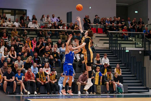 2 Basketball Bundesliga ProB North 2 Matchday: Lok Bernau vs. ART Giants Düsseldorf; Lars Kremer of the ART Giants Düsseldorf, No. 1, taking a shot on October 3, 2026, at the Sparkassen Arena Bernau, Bernau, Brandenburg, Germany