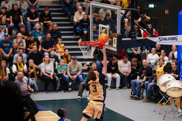 2 Basketball Bundesliga ProB North 2 Matchday: Lok Bernau vs. ART Giants Düsseldorf. Jona Drücke of Lok Bernau scores a layup on October 3, 2026, at the Sparkassen Arena Bernau, Bernau, Brandenburg, Germany.