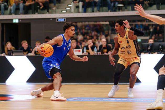 2 Basketball Bundesliga ProB North 2 Matchday: Lok Bernau vs. ART Giants Düsseldorf; Ron Mvouika (ART Giants Düsseldorf, 7) vs. Shawn Anthony Scott II (Lok Bernau, 8) on October 3, 2026, at the Sparkassen Arena Bernau, Bernau, Brandenburg, Germany