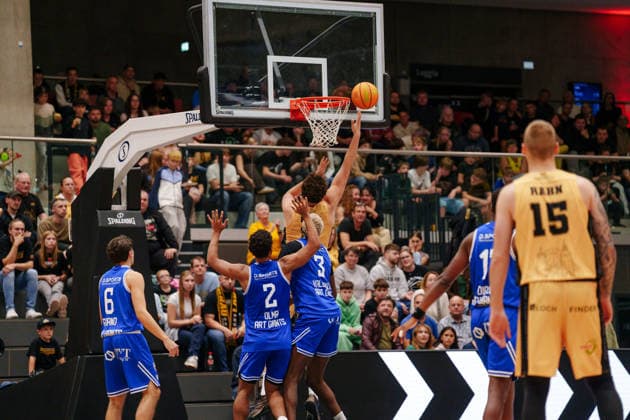 2 Basketball Bundesliga ProB North 2 Matchday: Lok Bernau vs. ART Giants Düsseldorf; Lukas Johannes Klein of Lok Bernau scores a layup on October 3, 2026, at the Sparkassen Arena Bernau, Bernau, Brandenburg, Germany