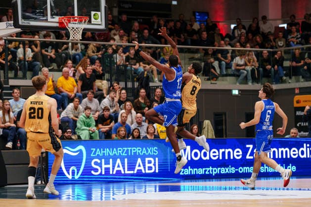2nd Basketball Bundesliga ProB North 2nd Matchday: Lok Bernau vs. ART Giants Düsseldorf; Mamadou Lagui Diallo of the ART Giants Düsseldorf, No. 17, defends against Shawn Anthony Scott II of Lok Bernau, No. 8, on October 3, 2026, at the Sparkassen Arena in Bernau, Bernau, Brandenburg; Sparkassen Arena, Bernau, Brandenburg, Germany