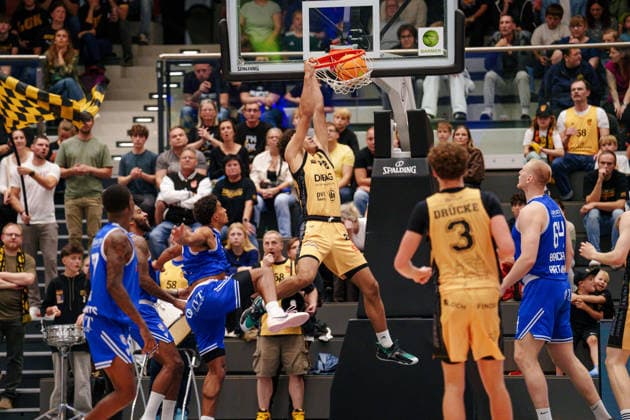 2 Basketball Bundesliga ProB North 2 Matchday: Lok Bernau vs. ART Giants Düsseldorf; Noah Elino Adim Isichei of Lok Bernau, No. 2, dunking on October 3, 2026, at the Sparkassen Arena Bernau, Bernau, Brandenburg, Germany