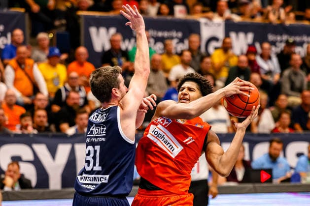 Meissa Faye (Ratiopharm Ulm), 11th matchup, duel, battle with Spencer Reaves (SYNTAINICS MBC), 31, GER, Syntainics MBC vs. Ratiopharm Ulm, Basketball, 1st Bundesliga, Matchday 4, 2026–2027 season, October 3, 2026, GER, Syntainics MBC vs. Ratiopharm Ulm, Basketball, 1st Bundesliga, Matchday 4, 2026–2027 season, October 3, 2026, Weissenfels Copyright: xEibner-Pressefoto LauraxRoemerx EP_LRR