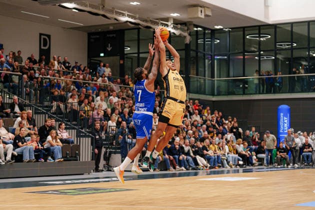 2 Basketball Bundesliga ProB North 2 Matchday: Lok Bernau vs. ART Giants Düsseldorf—Noah Elino Adim Isichei of Lok Bernau, No. 2, steals the ball from Ron Mvouika of ART Giants Düsseldorf, No. 7, on October 3, 2026, at the Sparkassen Arena in Bernau, Bernau, Brandenburg; Sparkassen Arena, Bernau, Brandenburg, Germany