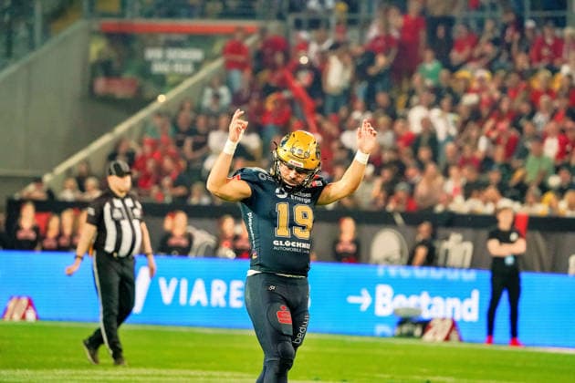 Vance Feuerbacher, Dresden Monarchs, 19, cheers on the fans; Dresden Monarchs vs. Potsdam Royals, American football, German Football League, GFL Bowl, 2026 season, October 3, 2026, Dresden Monarchs vs. Potsdam Royals, American football, German Football League, GFL Bowl, 2026 season, October 3, 2026, Dresden Copyright: xEibner-Pressefoto PiaxSchindlerx EP_PSR