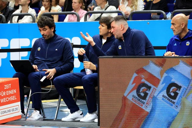 October 3, 2026, Germany, GER, DEU, Basketball, 1st Bundesliga, Day 1, 2026–2027 Season, Berlin, ALBA Berlin vs. Bamberg ALBA coaching staff: Head Coach Pedro Calles (ALBA Berlin), Assistant Coach Vladimir Bogojevic (ALBA Berlin), Assistant Coach Sebastian Trzcionka (ALBA Berlin), nordphoto GmbH, Engler Berlin, Uber Arena, Berlin, Germany Copyright: xNordphotox xEnglerx