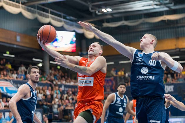 Jure Planinic (MBC), 44, Devin Schmidt (Ulm), 8, Collin Welp (MBC), 40, Syntainics MBC vs. Ratiopharm Ulm, BBL, Men s Basketball 1st Bundesliga, Matchday 4 of the 2026–27 season, October 3, 2026, Weißenfels Stadthalle, Saxony-Anhalt, Germany