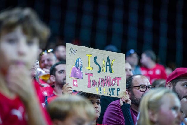 Soccer: UEFA Nations League 2026–2027, Matchday 3: Switzerland vs. Slovenia at Thermoplan Arena Lucerne. Swiss fans in the stands holding a homemade fan poster for Isaac Schmidt with the inscription ISAAC Ton Maillot SJP and the number 17. Cedric Itten (Switzerland), 17 spectators, fans, Switzerland, Swiss national team, Nati, Isaac Schmidt, fan poster, banner, slogan banner, jersey, Maillot, support, fan culture, stands, soccer, UEFA Nations League Copyright: xJOERANxSTEINSIEKx
