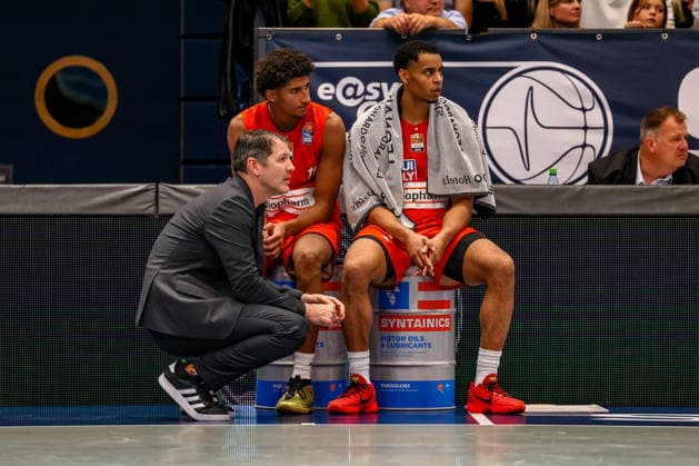 Ty Harrelson (Ratiopharm Ulm), head coach, with Meissa Faye (Ratiopharm Ulm), 11, and Jaylen Sims (Ratiopharm Ulm), 30, on the sidelines, GER, Syntainics MBC vs. Ratiopharm Ulm, basketball, 1st Bundesliga, Matchday 4, 2026–2027 season, October 3, 2026, GER, Syntainics MBC vs. Ratiopharm Ulm, Basketball, 1st Bundesliga, Matchday 4, 2026–2027 season, October 3, 2026, Weissenfels Copyright: xEibner-Pressefoto LauraxRoemerx EP_LRR