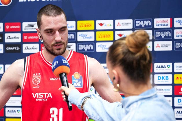 Bamberg Baskets Celebrate Victory; Daniel Keppeler of Bamberg Baskets, 31, in an Interview; GER; ALBA Berlin vs. BMA 365 Bamberg Baskets; Men s Basketball; easy Credit BBL; 2026–27 Season; Matchday 4, October 3, 2026 GER, ALBA Berlin vs. BMA 365 Bamberg Baskets, Men s Basketball, easyCredit BBL, 2026–27 Season, Matchday 4, October 3, 2026 Berlin Copyright: xClaudiusxRauch,xEibner-Pressefotox xClaudiusxRauchx EP_CRH