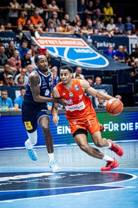 BB 1BL Men s Syntainics MBC vs. Ratiopharm Ulm: Jaylen Sims of Ratiopharm Ulm and Kris Clyburn of Syntainics MBC during the 2026–2027 season in the 1 EasyCredit Bundesliga on Matchday 4 between Syntainics MBC and Ratiopharm Ulm at the StadWeissenfels City Hall on October 3, 2026, in Weissenfels, Saxony-Anhalt, Germany