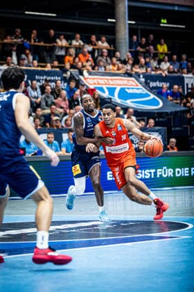 BB 1BL Men s Syntainics MBC vs. Ratiopharm Ulm: Jaylen Sims of Ratiopharm Ulm and Kris Clyburn of Syntainics MBC during the 2026–2027 season in the 1 EasyCredit Bundesliga on Matchday 4 between Syntainics MBC and Ratiopharm Ulm at the StadWeissenfels City Hall on October 3, 2026, in Weissenfels, Saxony-Anhalt, Germany