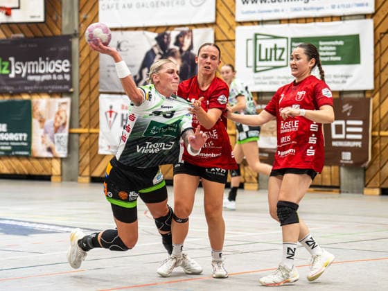 Luisa Schulze of Frisch Auf Women, 33, at the circle, against Lisa Fuchs of SG Nürtingen Zizishausen, 24, and Lisa Wieder of SG Nürtingen Zizishausen, 07, SG Nürtingen Zizishausen vs. Frisch Auf Göppingen, Handball, DHB Cup, 2026–2027 season, October 3, 2026, SG Nürtingen Zizishausen vs. Frisch Auf Göppingen, Handball, DHB Cup, 2026–2027 season, October 3, 2026, Nürtingen Copyright: xMichaelxSchmidt Eibner-Pressefotx EP_MST
