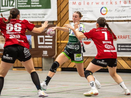 Matilda Ehlert (Frisch Auf Women), No. 10, in a one-on-one battle with Lisa Wieder (SG Nürtingen Zizishausen), No. 07; SG Nürtingen Zizishausen vs. Frisch Auf Göppingen, Handball, DHB Cup, 2026–2027 season, October 3, 2026, SG Nürtingen Zizishausen vs. Frisch Auf Göppingen, Handball, DHB Cup, 2026–2027 season, October 3, 2026, Nürtingen Copyright: xMichaelxSchmidt Eibner-Pressefotx EP_MST