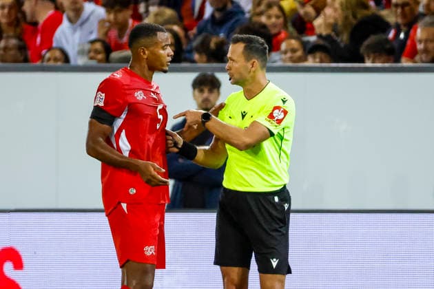 Manuel Akanji (Switzerland), 05, and referee Ivan Kruzliak (SVK) in dialogue, in conversation, exchanging ideas, communicating; Switzerland, UEFA, Nations League, Matchday 3, Switzerland vs. Slovenia, October 3, 2026, Lucerne Swissporarena, Switzerland Copyright: xGrantxHubbsx