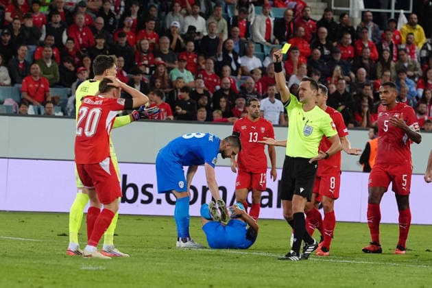 Luzern, Switzerland - October 03: Michel Aebischer (20 SUI) is receiving a yellow card from Referee Ivan Kruzliak during the UEFA Nations League match between Switzerland and Slovenia at thermoplan arena on October 03, 2026 in Luzern, Switzerland. Copyright: xKjetilxWaberx xSPPx Sportspressphoto_SPR244774