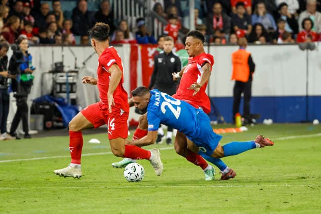 Dan Ndoye (Switzerland), 11, Aljosa Matko (Slovenia), 20, and Ardon Jashari (Switzerland), 14, battling for the ball; Switzerland, UEFA, Nations League, Matchday 3, Switzerland vs. Slovenia, October 3, 2026, Lucerne Swissporarena, Switzerland Copyright: xGrantxHubbsx