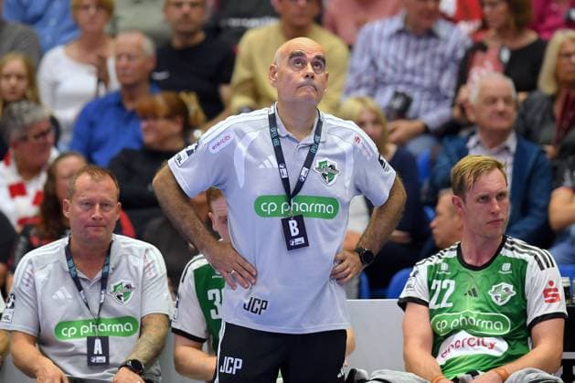 Disappointed, frustrated, emotion on the bench: Heidmar Felixson, assistant coach of TSV Hannover Burgdorf; Juan Carlos Pastor Gomez, head coach of TSV Hannover Burgdorf; Marian Michalczik, TSV Hannover Burgdorf 22 L R, GER, MT Melsungen vs. TSV Hannover Burgdorf, handball, 1st Bundesliga, Matchday 7, 2026–2027 season, October 3, 2026, GER, MT Melsungen vs. Hannover Burgdorf, handball, 1st Bundesliga, Matchday 7, 2026–2027 season, October 3, 2026, Kassel Copyright: xEibner-Pressefotox xRolandxSippelx EP_RSL
