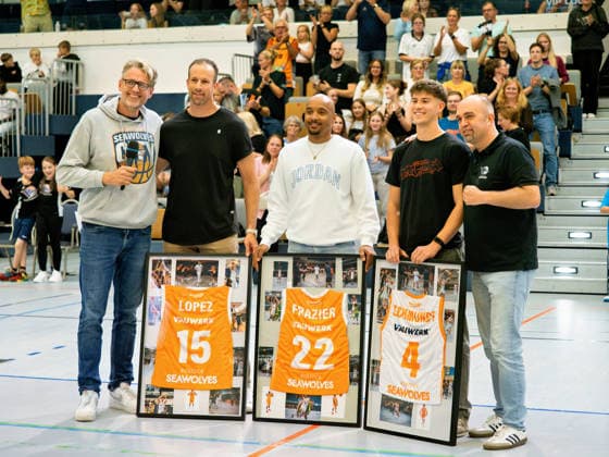 Daniel Lopez, Chris Frazier, and Svante Schmundt receive an award for outstanding performance at the Rostock Seawolves Seawolves Academy vs. TSV Neustadt Temps Shooters, Arena Rostock, BARMER 2 Basketball Bundesliga ProB North, Matchday 2, October 3, 2026: Seawolves Academy vs. TSV Neustadt Temps Shooters, Arena Rostock, BARMER 2 Basketball Bundesliga ProB North, Matchday 2, Seawolves, Temps Shooters, Basketball, October 3, 2026, Rostock Copyright: xHannesxAdelbergx