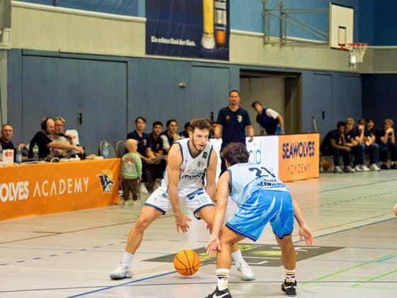 10 Matej Jelovcic (TSV Neustadt temps Shooters) goes head-to-head with 21 Carlos Prado (Rostock Seawolves Academy) Seawolves Academy vs. TSV Neustadt temps Shooters, Arena Rostock, BARMER 2 Basketball Bundesliga ProB North, Matchday 2, October 3, 2026 Seawolves Academy vs. TSV Neustadt Temps Shooters, Arena Rostock, BARMER 2 Basketball Bundesliga ProB North, Matchday 2, Seawolves, Temps Shooters, Basketball October 3, 2026 Rostock Copyright: xHannesxAdelbergx
