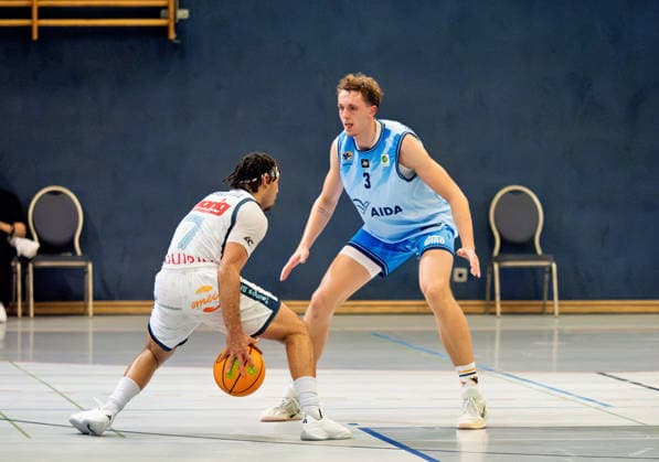 07 Robert Beasley III (TSV Neustadt temps Shooters) goes head-to-head against 03 Benedict Baumgarth (Rostock Seawolves Academy) Seawolves Academy vs. TSV Neustadt temps Shooters, Arena Rostock, BARMER 2 Basketball Bundesliga ProB North, Matchday 2, October 3, 2026 Seawolves Academy vs. TSV Neustadt temps Shooters, Arena Rostock, BARMER 2 Basketball Bundesliga ProB North, Matchday 2, Seawolves, Temps Shooters, Basketball October 3, 2026 Rostock Copyright: xHannesxAdelbergx