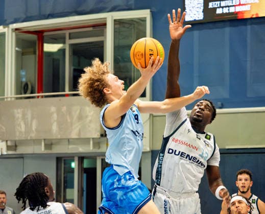 09 Mika Freitag of the Rostock Seawolves Academy jumps toward the basket, and 13 Terry Haarmann of the TSV Neustadt Temps Shooters tries to block the shot. Seawolves Academy vs. TSV Neustadt Temps Shooters, Arena Rostock, BARMER 2 Basketball Bundesliga ProB North, Matchday 2, October 3, 2026 Seawolves Academy vs. TSV Neustadt Temps Shooters, Arena Rostock, BARMER 2 Basketball Bundesliga ProB North, Matchday 2, Seawolves, Temps Shooters, Basketball October 3, 2026 Rostock Copyright: xHannesxAdelbergx