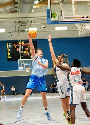 No. 20 Bruno Loll of the Rostock Seawolves Academy drives toward the basket, while No. 17 Christenvie Kwilu of the TSV Neustadt Temps Shooters and No. 08 Leonard Toshio Musahl of the TSV Neustadt Temps Shooters try to defend. Seawolves Academy vs. TSV Neustadt Temps Shooters, Arena Rostock, BARMER 2 Basketball Bundesliga ProB North, Matchday 2, October 3, 2026, Seawolves Academy vs. TSV Neustadt Temps Shooters, Arena Rostock, BARMER 2 Basketball Bundesliga ProB North, Matchday 2, Seawolves, Temps Shooters, Basketball, October 3, 2026, Rostock Copyright: xHannesxAdelbergx
