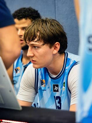 13 Gerrit Rühling of the Rostock Seawolves Academy listens to his head coach during a brief timeout in the Seawolves Academy vs. TSV Neustadt Temps Shooters game at Arena Rostock, BARMER 2 Basketball Bundesliga ProB North, Matchday 2, October 3, 2026 Seawolves Academy vs. TSV Neustadt Temps Shooters, Arena Rostock, BARMER 2 Basketball Bundesliga ProB North, Matchday 2, Seawolves, Temps Shooters, Basketball October 3, 2026 Rostock Copyright: xHannesxAdelbergx