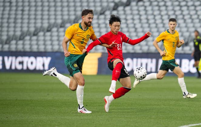 Australia Vs Korea Republic in Gosford - 03 Oct 2026 Liam Bonetig (L) of Australia football team and Kim Yegeon (R) of Korea Republic football team seen in action during the U23 International Friendlies match between Australia and Korea Republic held at polytec Stadium. Final score; Australia 1:2 Korea Republic. Gosford Australia Copyright: xLuisxVeniegrax xSOPAxImagesx 20261003_FAIF_LuisVeniegra4368