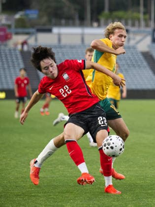 Australia Vs Korea Republic in Gosford - 03 Oct 2026 Lee Taegyeong (L) of Korea Republic football team and Nathan Barrie (R) of Australia football team seen in action during the U23 International Friendlies match between Australia and Korea Republic held at polytec Stadium. Final score; Australia 1:2 Korea Republic. Gosford Australia Copyright: xLuisxVeniegrax xSOPAxImagesx 20261003_FAIF_LuisVeniegra4399