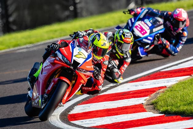 British Superbike Championship Day Two Ryan Vickers, Honda Racing UK Honda 1000 leads Kyle Ryde, Nitrous Coin Nitrous Competitions Racing, Ducati 1000 and Bradley Ray, McAMS Yamaha Yamaha 1000 during Race 1 of the ZYN British Superbike Championship at Donnington Park, Castle Donington 03 10 2026 UK Newspapers OUT Copyright: xMichaelxWincottx FIL-24021-0007