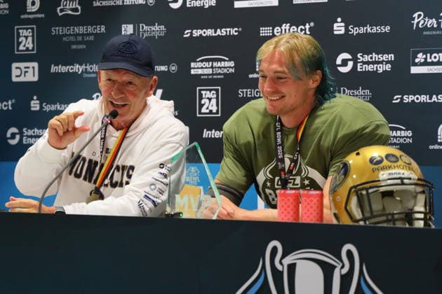 Greg Seamon (Dresden Monarchs, Head Coach) and Rocky Lombardi (Dresden Monarchs, #5) during the press conference, Dresden Monarchs vs Potsdam Royals, American Football, GFL, German Football League, Season 2026, GFL-Bowl, 03.10.2026, GFLBowl2026 Photo: PFA Klaus Sack Dresden Rudolf-Harbig-Stadion Deutschland Copyright: xPFA KlausxSackx