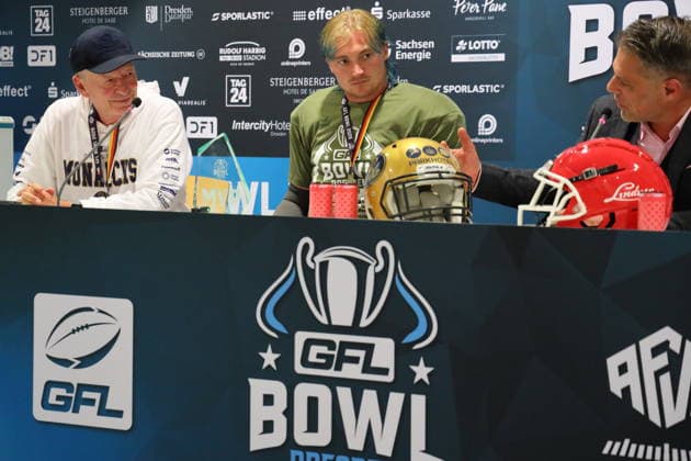 Greg Seamon (Dresden Monarchs, Head Coach), Rocky Lombardi (Dresden Monarchs, #5) and Carsten Spengemann during the press conference, Dresden Monarchs vs Potsdam Royals, American Football, GFL, German Football League, Season 2026, GFL-Bowl, 03.10.2026, GFLBowl2026 Photo: PFA Klaus Sack Dresden Rudolf-Harbig-Stadion Deutschland Copyright: xPFA KlausxSackx