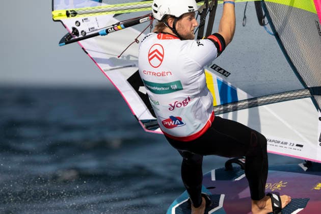 PWA Citroën World Windsurfing Tour Sylt 2026 Day 8 Slalom Foil Men Sylt Westerland, October 3, 2026 Scotty Stallman Slalom Foil Men, England, GBR 68 PWA Citroën World Windsurfing Tour Sylt 2026 Day 8 Slalom Foil Men on October 3, 2026, off Brandenburger Beach, motorboat on Sylt, Westerland, Germany Copyright: xBEAUTIFULxSPORTS AndreasxDickx