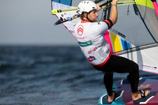 PWA Citroën World Windsurfing Tour Sylt 2026 Day 8 Slalom Foil Men Sylt Westerland, October 3, 2026 Scotty Stallman Slalom Foil Men, England, GBR 68 PWA Citroën World Windsurfing Tour Sylt 2026 Day 8 Slalom Foil Men on October 3, 2026, off Brandenburger Beach, motorboat on Sylt, Westerland, Germany Copyright: xBEAUTIFULxSPORTS AndreasxDickx