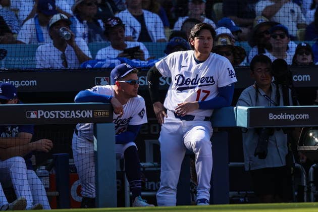 MLB, Baseball Herren, USA National League Division Series - Dodgers vs Braves Game 1 Los Angeles Dodgers designated hitter Shohei Ohtani looks on from the dugout during the eighth inning in Game 1 of the National League Division Series between the Atlanta Braves and the Los Angeles Dodgers at UNIQLO Field at Dodger Stadium in Los Angeles, California, USA, 03 October 2026. LOS ANGELES CALIFORNIA UNITED STATES  Copyright: xCHRISxTORRESx