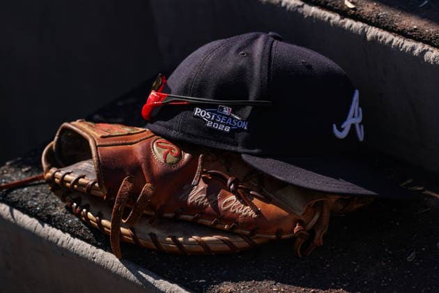 MLB, Baseball Herren, USA National League Division Series - Dodgers vs Braves Game 1 Atlanta Braves first baseman Matt Olson (not pictured) lays his hat and glove on the dugout steps during the ninth inning in Game 1 of the National League Division Series between the Atlanta Braves and the Los Angeles Dodgers at UNIQLO Field at Dodger Stadium in Los Angeles, California, USA, 03 October 2026. LOS ANGELES CALIFORNIA UNITED STATES  Copyright: xCHRISxTORRESx