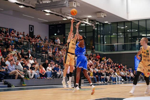 2 Basketball Bundesliga ProB North 2 Matchday: Lok Bernau vs. ART Giants Düsseldorf, Anton Nufer, Lok Bernau, 20 on a three-point shot on October 3, 2026, at the Sparkassen Arena Bernau, Bernau, Brandenburg, Germany