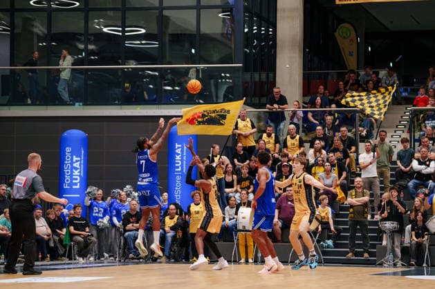 2 Basketball Bundesliga ProB North 2 Matchday: Lok Bernau vs. ART Giants Düsseldorf; Ron Mvouika of the ART Giants Düsseldorf takes a 7-point shot on October 3, 2026, at the Sparkassen Arena Bernau, Bernau, Brandenburg, Germany