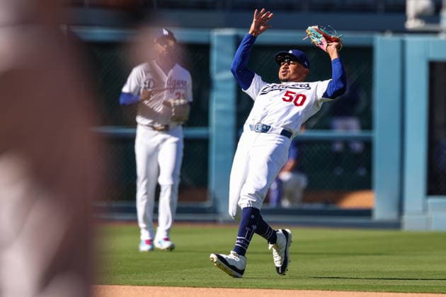 MLB, Baseball Herren, USA National League Division Series - Dodgers vs Braves Game 1 Los Angeles Dodgers shortstop Mookie Betts catches a fly ball during the eighth inning in Game 1 of the National League Division Series between the Atlanta Braves and the Los Angeles Dodgers at UNIQLO Field at Dodger Stadium in Los Angeles, California, USA, 03 October 2026. LOS ANGELES CALIFORNIA UNITED STATES  Copyright: xCHRISxTORRESx