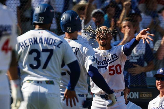 MLB, Baseball Herren, USA National League Division Series - Dodgers vs Braves Game 1 Los Angeles Dodgers shortstop Mookie Betts (R) celebrates with outfielder Kyle Tucker (2-R) after hitting a two-run home run during the sixth inning in Game 1 of the National League Division Series between the Atlanta Braves and the Los Angeles Dodgers at UNIQLO Field at Dodger Stadium in Los Angeles, California, USA, 03 October 2026. LOS ANGELES CALIFORNIA UNITED STATES  Copyright: xCHRISxTORRESx
