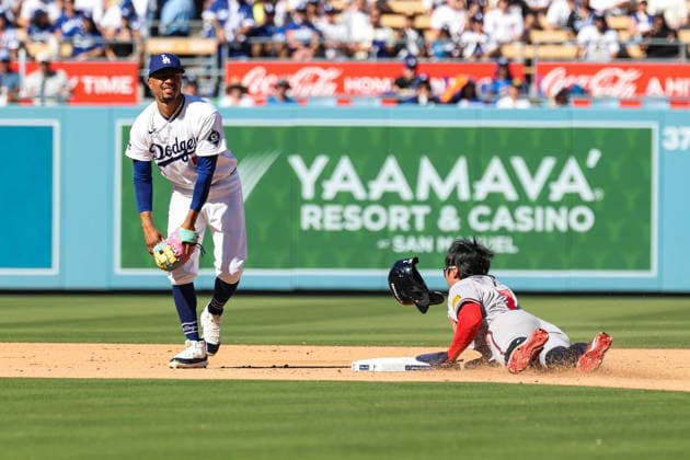MLB, Baseball Herren, USA National League Division Series - Dodgers vs Braves Game 1 Los Angeles Dodgers shortstop Mookie Betts (L) throws the ball to first base as Atlanta Braves shortstop Ha-Seong Kim (R) slides into second base during the sixth inning in Game 1 of the National League Division Series between the Atlanta Braves and the Los Angeles Dodgers at UNIQLO Field at Dodger Stadium in Los Angeles, California, USA, 03 October 2026. LOS ANGELES CALIFORNIA UNITED STATES  Copyright: xCHRISxTORRESx