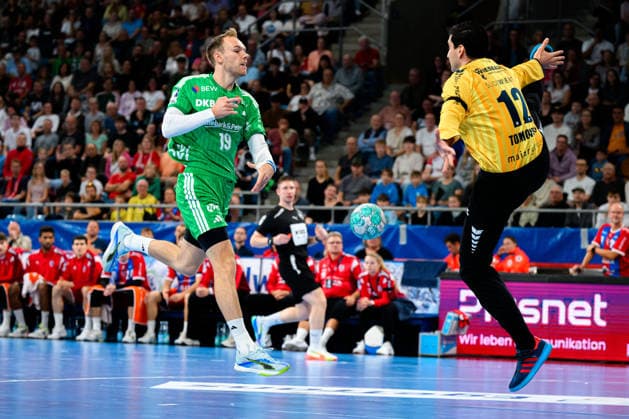 Bietigheim HBL 26 27 SG BBM Bietigheim Fuechse Berlin (from left) Mathias Gidsel (Berlin), goalkeeper Martin Tomovski (Bietigheim) Bietigheim Bissingen Egetrans Arena Baden-Württemberg, Germany