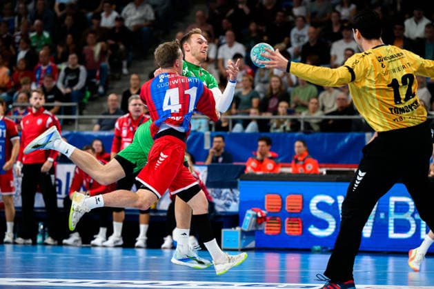 Bietigheim HBL 26 27 SG BBM Bietigheim Fuechse Berlin (from left) in a one-on-one battle: Till Hermann (Bietigheim), Mathias Gidsel (Berlin), goalkeeper Martin Tomovski (Bietigheim) Bietigheim-Bissingen Egetrans Arena Baden-Württemberg, Germany