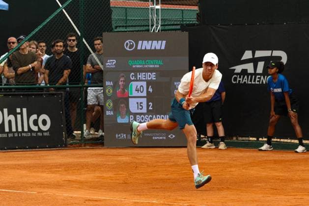 RECORD DATE NOT STATED Heide (bra) vs Boscardin Dias (bra) in the quarterfinals of the ATP, Tennis Herren Challenger Curitiba Curitiba (PR), 03 10 2026 - ATP Challenger Curitiba Heide Boscardin Dias - Tennis player Pedro Boscardin Dias (BRA) against Gustavo Heide (BR) in the quarterfinals of the ATP Challenger Curitiba, at the Graciosa Country Club on the afternoon of Saturday, October 3, 2026.(Foto: Edson De Souza Thenews2 imago images) SPO  Copyright: xEdsonxDexSouzax