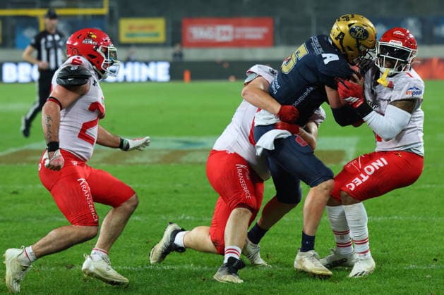 Rocky Lombardi (Dresden Monarchs, 5) runs with the ball, Dresden Monarchs vs Potsdam Royals, American Football, GFL, German Football League, Season 2026, GFL-Bowl, 03.10.2026, GFLBowl2026 Photo: PFA Klaus Sack Dresden Rudolf-Harbig-Stadion Deutschland Copyright: xPFA KlausxSackx