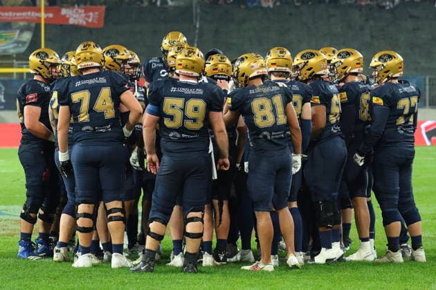 Huddle of Monarchs Offense, Dresden Monarchs vs Potsdam Royals, American Football, GFL, German Football League, Season 2026, GFL-Bowl, 03.10.2026, GFLBowl2026 Photo: PFA Klaus Sack Dresden Rudolf-Harbig-Stadion Deutschland Copyright: xPFA KlausxSackx